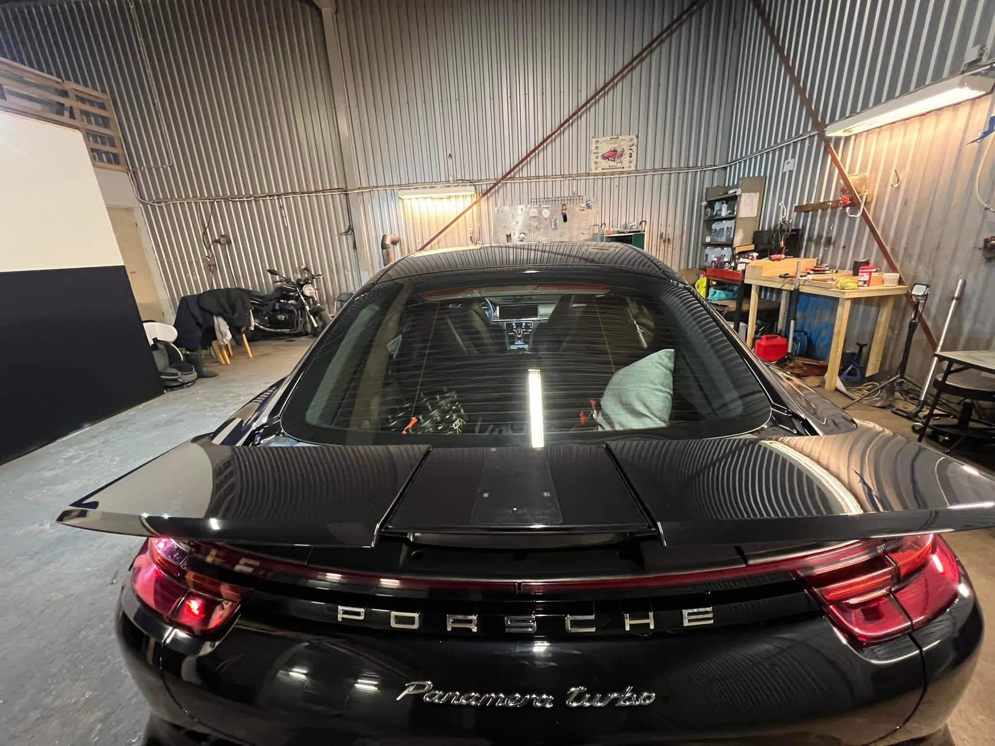 Porsche i Oskar Bilvårds verkstad